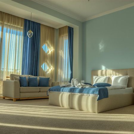 Hotel Chateau Des Bergers Тарговыште Экстерьер фото