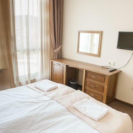 Hotel Chateau Des Bergers Тарговыште Экстерьер фото