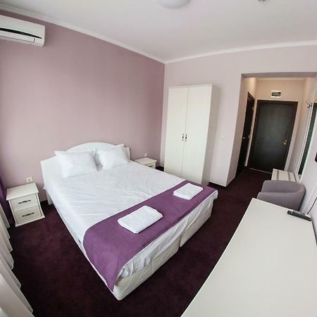 Hotel Chateau Des Bergers Тарговыште Экстерьер фото
