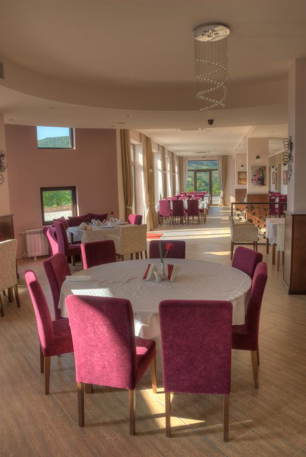 Hotel Chateau Des Bergers Тарговыште Экстерьер фото