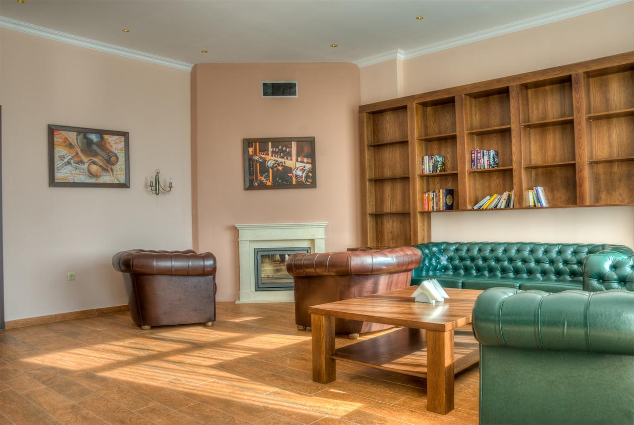 Hotel Chateau Des Bergers Тарговыште Экстерьер фото