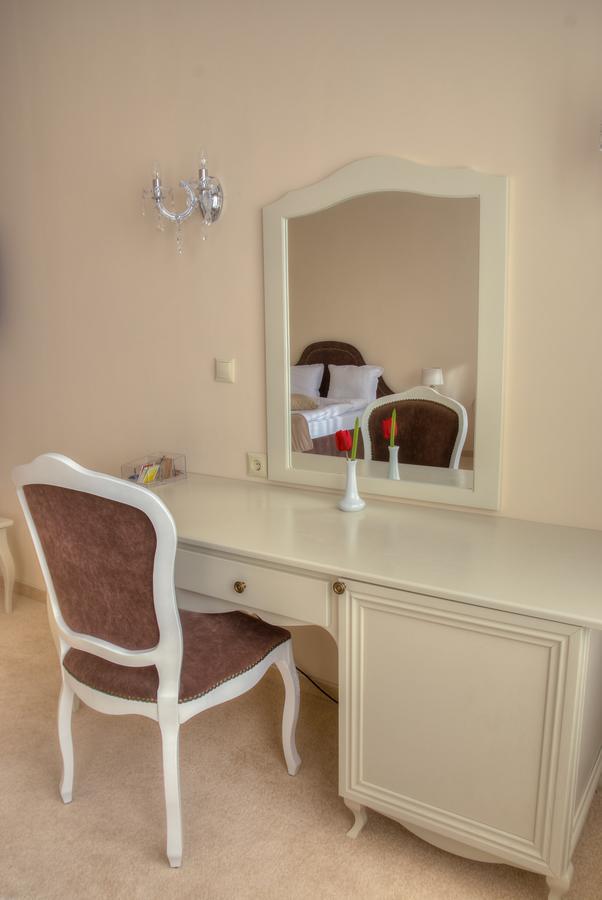 Hotel Chateau Des Bergers Тарговыште Экстерьер фото
