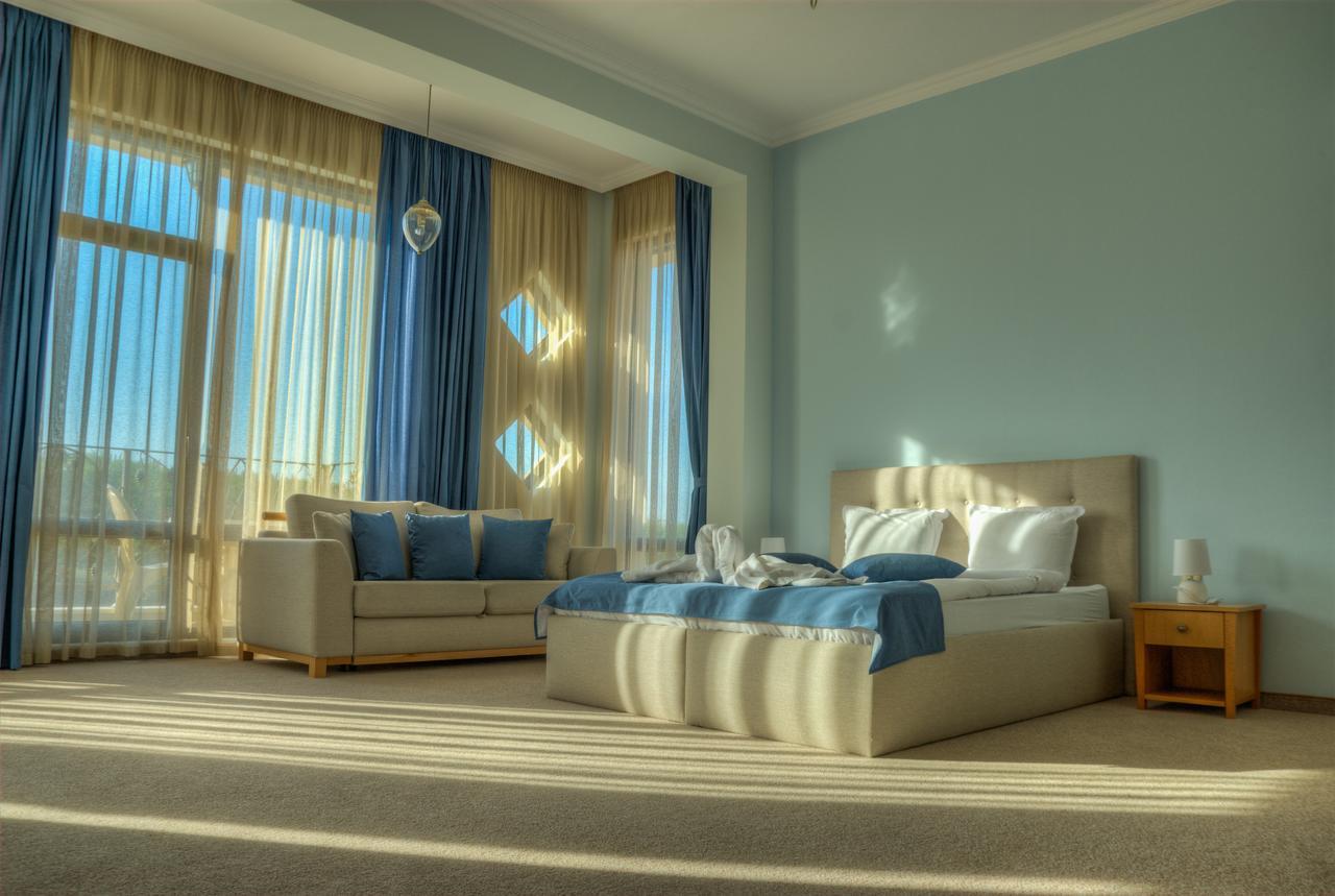 Hotel Chateau Des Bergers Тарговыште Экстерьер фото
