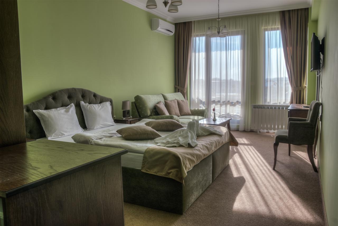 Hotel Chateau Des Bergers Тарговыште Экстерьер фото