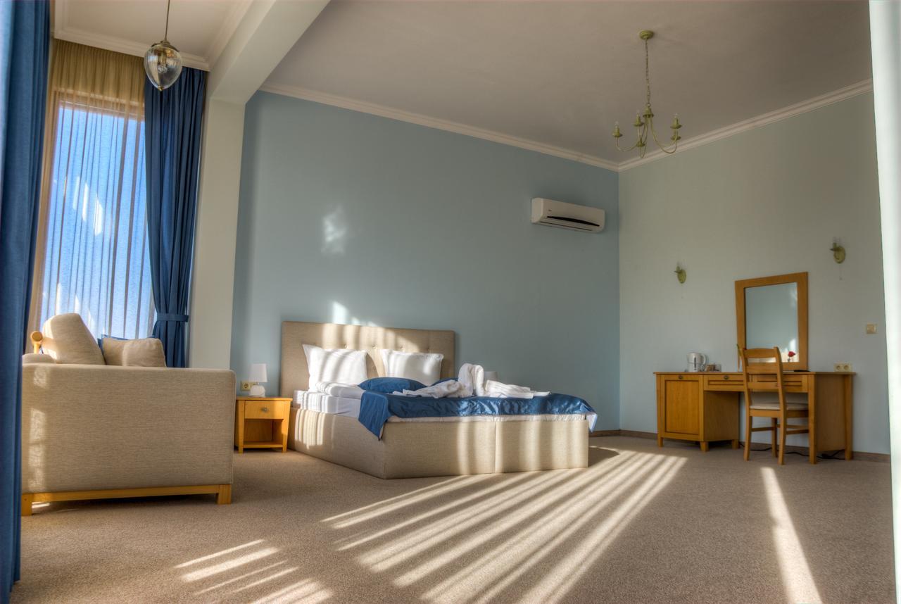Hotel Chateau Des Bergers Тарговыште Экстерьер фото