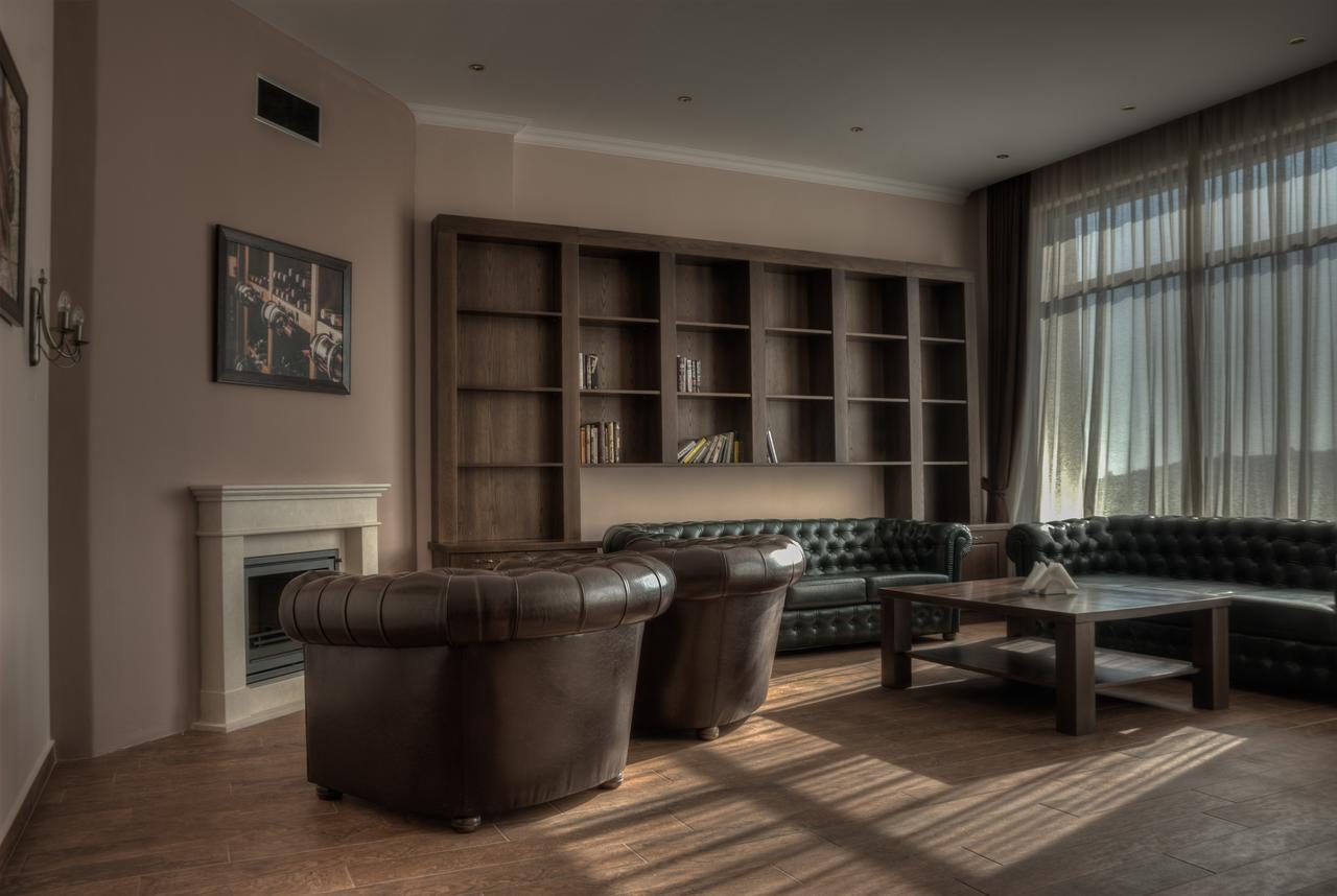 Hotel Chateau Des Bergers Тарговыште Экстерьер фото