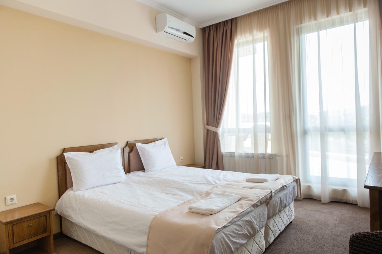 Hotel Chateau Des Bergers Тарговыште Экстерьер фото