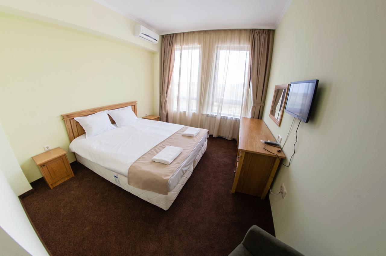 Hotel Chateau Des Bergers Тарговыште Экстерьер фото