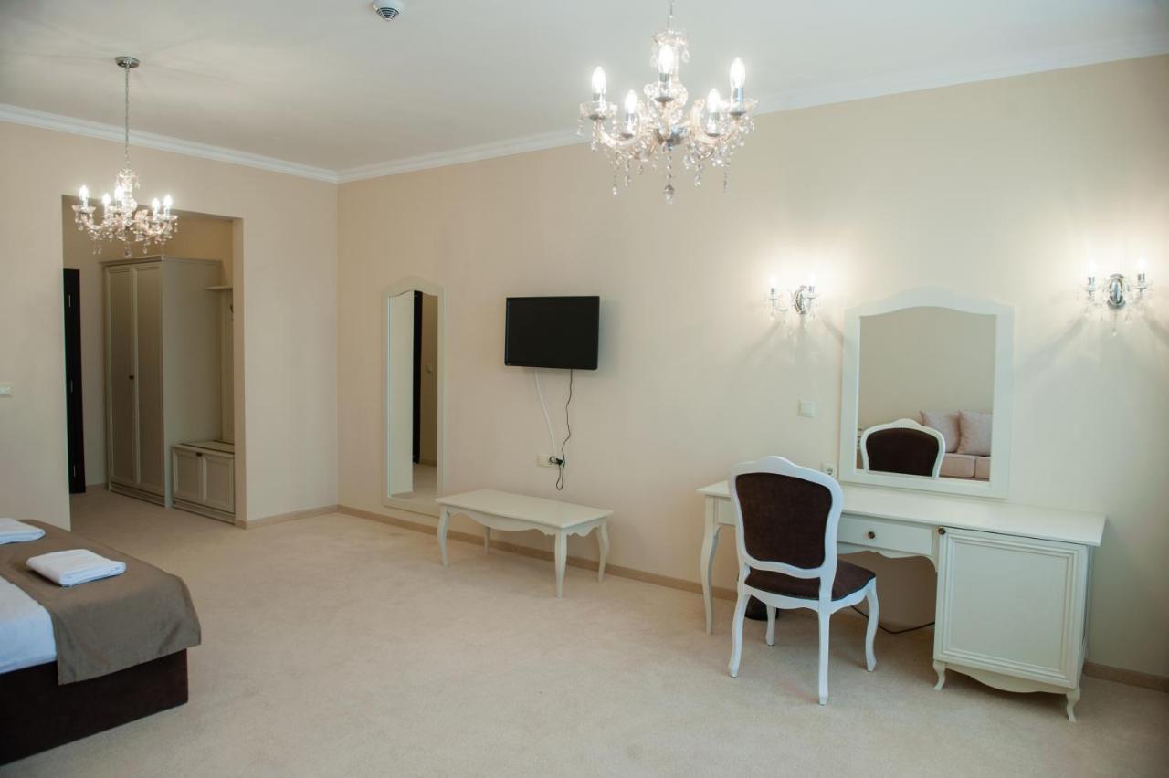 Hotel Chateau Des Bergers Тарговыште Экстерьер фото