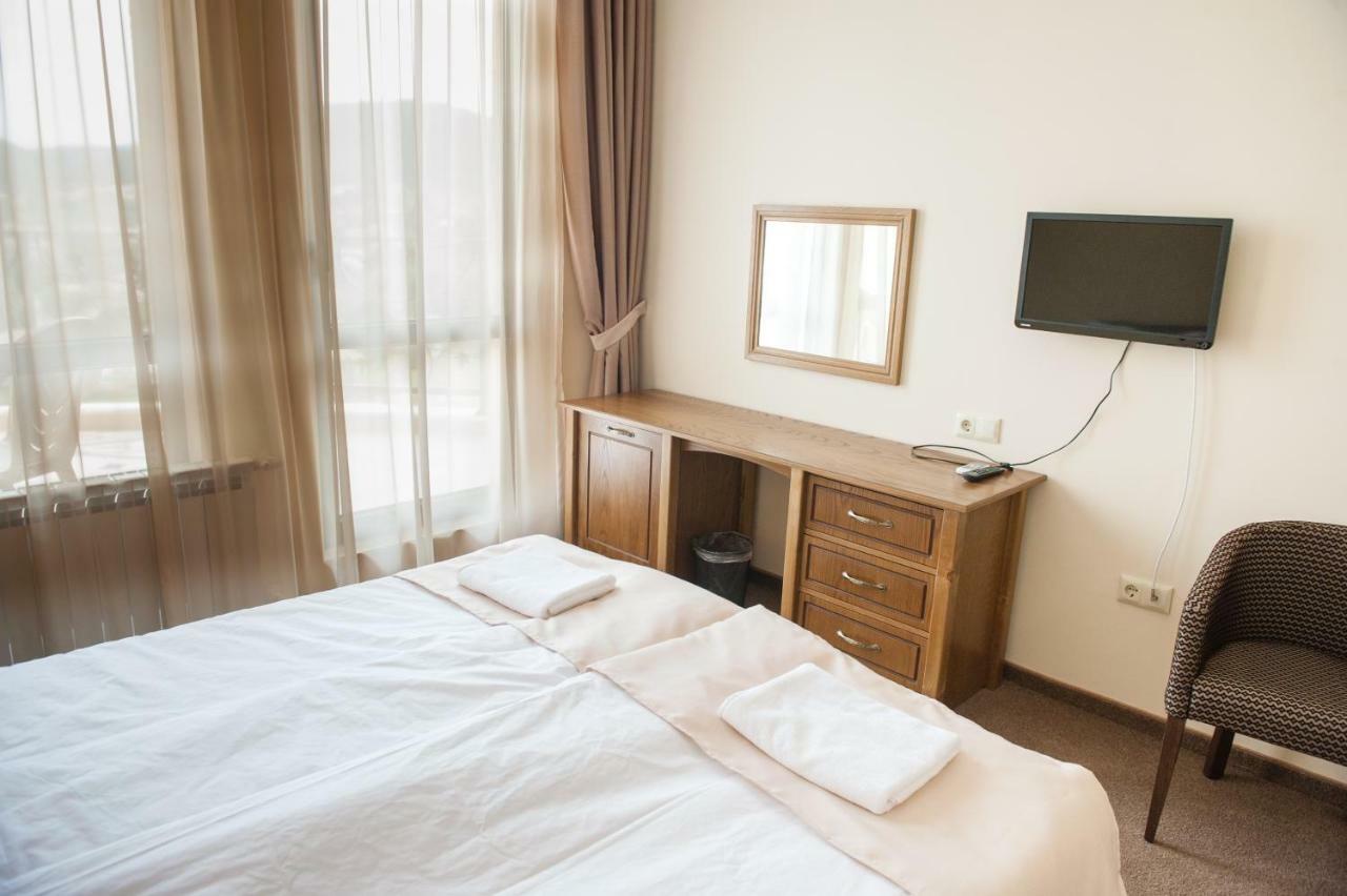 Hotel Chateau Des Bergers Тарговыште Экстерьер фото