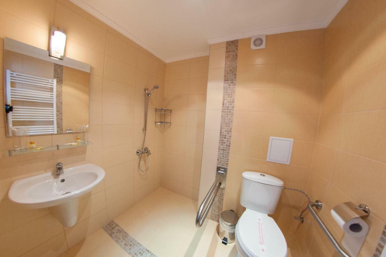 Hotel Chateau Des Bergers Тарговыште Экстерьер фото