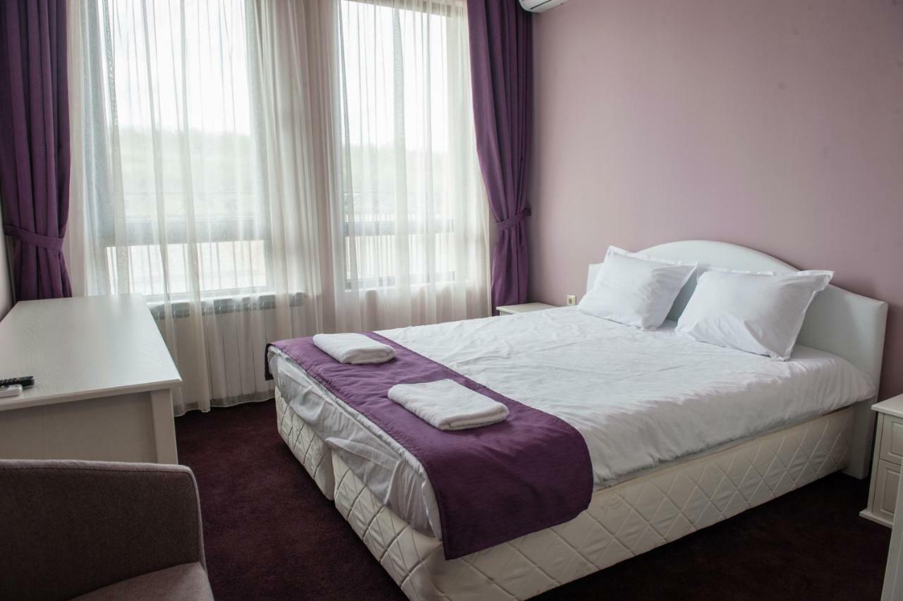 Hotel Chateau Des Bergers Тарговыште Экстерьер фото